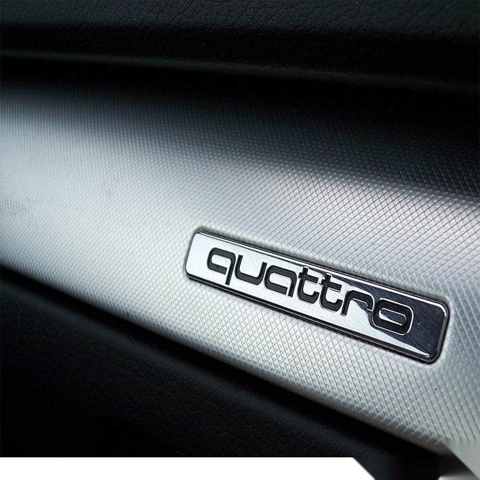 Надпис QUATTRO - сив