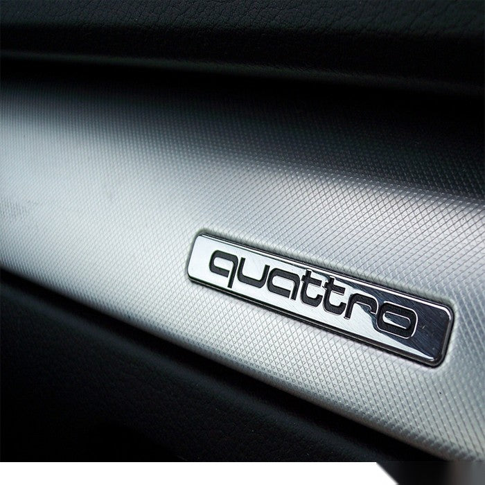 Надпис QUATTRO - сив